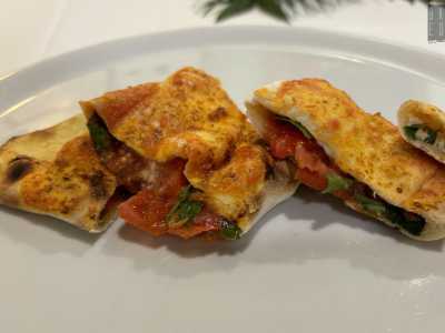 La Sckattata � Servita come antipasto in pizzeria in attesa del piatto principale, la sckattata � una sorta di calzone riempito di pomodoro, rucola e soprattutto ricotta forte. Quest�ultima, in dialetto barese detta ascquand, � un formaggio spalmabile dal sapore piccante e sapido e con un odore pungente
